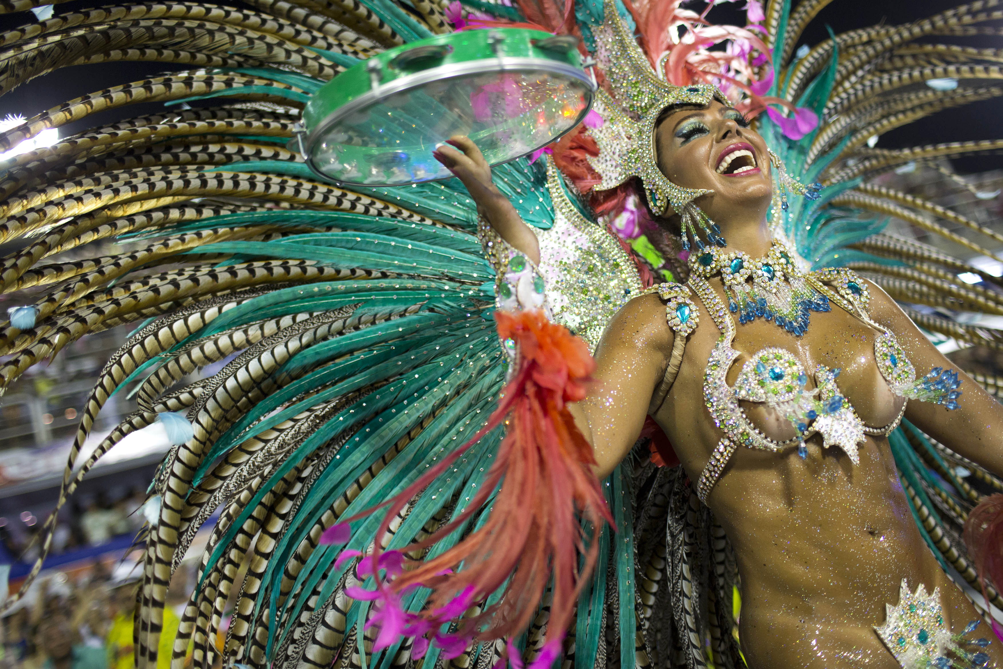 Πολύχρωμη και θεαματική η λήξη του καρναβαλιού στο Ρίο ντε Ζανέιρο